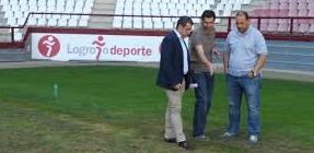 Desde el Partido Riojano recuerdan que Merino visitó hace unos días Las Gaunas a bombo y platillo pregonando el excelente estado del césped municipal y dando autobombo a un supuesto logro de su gestión, sin embargo, un par de días después el césped está en gran parte muerto y no se puede utilizar el campo para las presentaciones previstas los equipos de futbol
