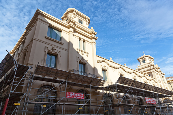 Edificio de Correos con los andamios