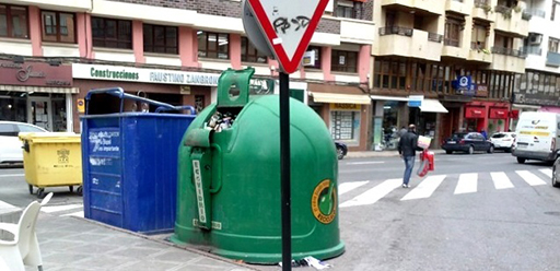 Los contenedores dificultan la visibilidad en los pasos de cebra en Calahorra