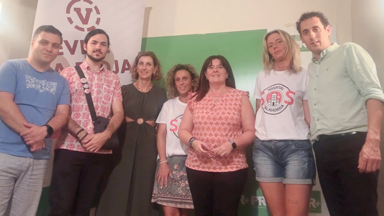 Rita Beltrán junto a representantes riojanistas y de la plataforma en defensa del hospital de Calahorra.