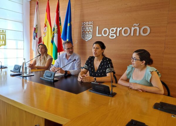Antoñanzas junto a madres de alumnado de la guardería Chispita.