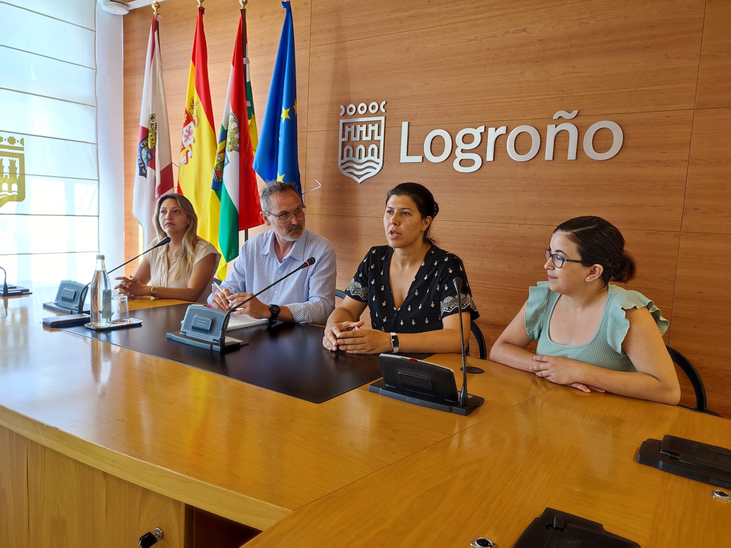 Antoñanzas junto a madres de alumnado de la guardería Chispita.